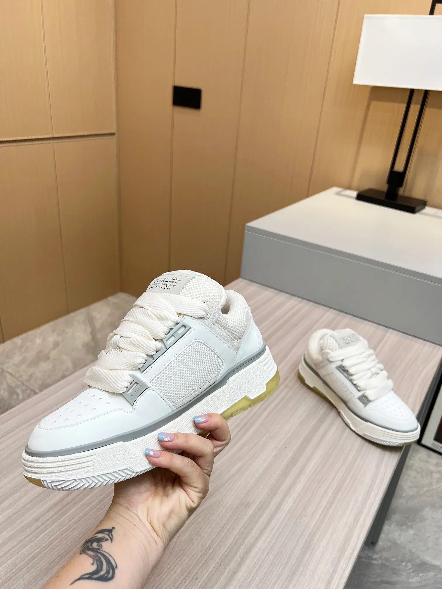 p620💰Men's shoes Amiri Emile's 2023 spring and summer new MA-1 bread shoes, couple models, casual sports shoes, sneakers Amiri gave up the rock punk style in the new season and used a large number of unsaturated colors, Morandi tones, whether you see or wear them, it will make people very happy. The large tongue of the bread shoes continues, shortens the length of the shoe body, thickens the midsole, and the toe part is more rounded. Amiri's brand letters and MA logo appear on the side of the shoe. Fabric: Original customized imported first-layer cowhide + mesh. Lining: Original customized breathable towel lining. Outsole. Foam combination material. Bottom thickness: 4CM. Size: Men's 39-45